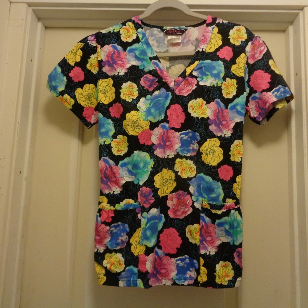SCRUB TOP OR BLOUSE W PRETTY PRETTY FLORALS M